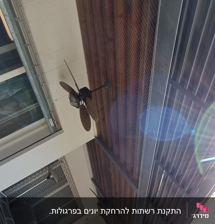 רשת מתוחה למניעת כניסת יונים במרפסת